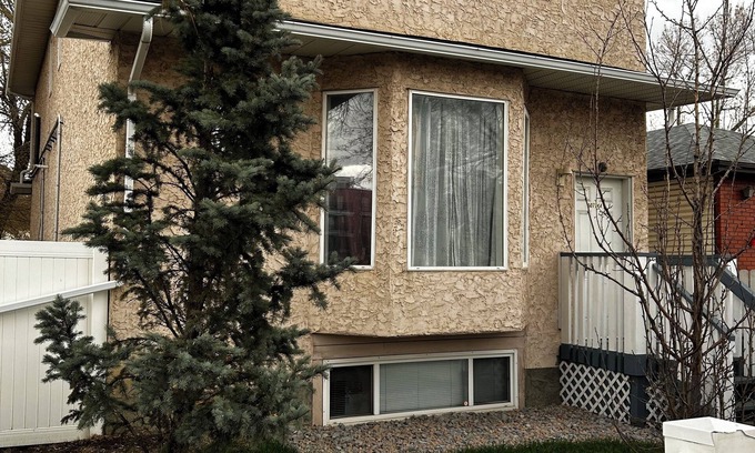 North Central Edmonton House | Secured Private Queen Bedroom with Desk & Attached Toilet in Downtown Edmonton.