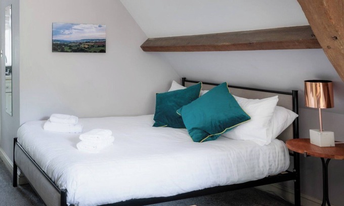 Box Apartment | Self catered Coach House near Bath, sleep 4 with private entrance, marble bathroom, parking, Wifi