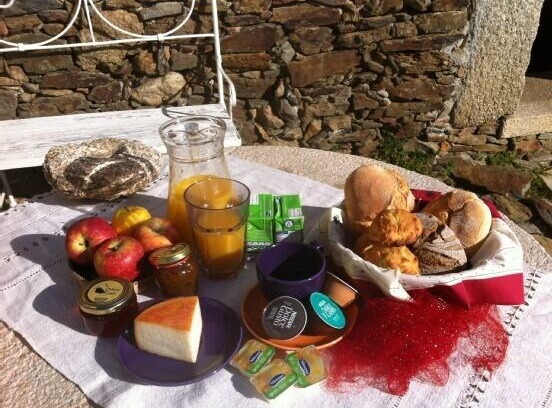 Sabugal e Aldeia de Santo Antonio Cabin | Self catering Palheiros do Castelo for 4 people