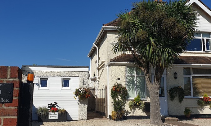 Felpham Apartment | Self-catering studio with king size or Twin beds. Located 10 mins from the beach