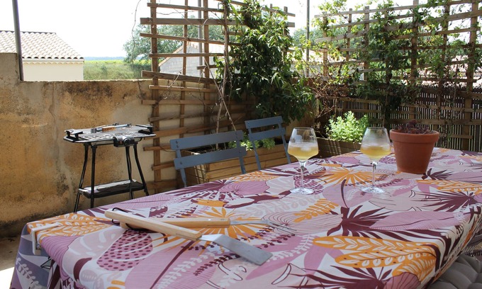 Saint-Julien-de-Peyrolas Apartment | Self-contained apartment with Jacuzzi and terrace, near the Ardèche gorges