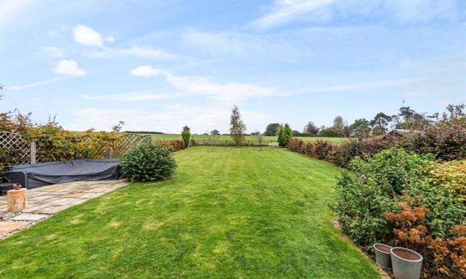 Lavendon House | Self-Contained Annex Peaceful Village Setting with Fields Behind. Pet friendly!