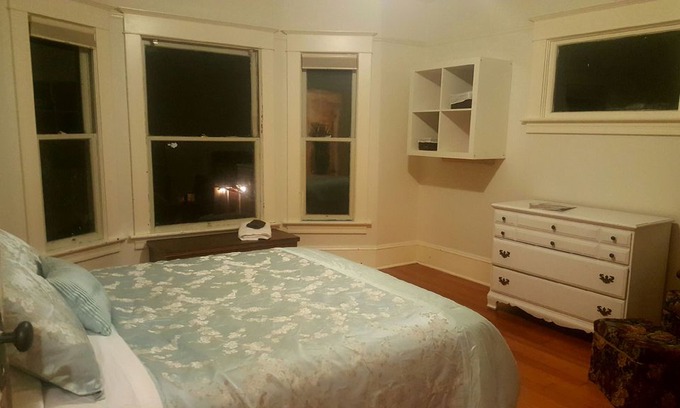 Sellwood-Moreland House | Sellwood/Moreland Gathering place. Sleeps up to 9 and close to everything.