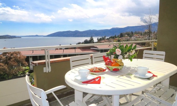 Susello House | Selva 1 apartment in Ghiffa with pool and lake view