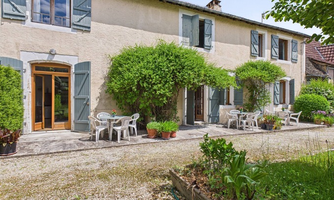 Montignac Ski Chalet | Semi-detached gîte for 4 - shared pool - garden