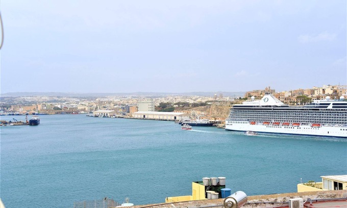 Qormi House | Senglea medieval house great Valletta sea views