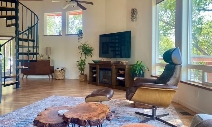 Three Rivers House | Sequoia View Yurt Round House ~ Couple’s Romantic Retreat ~ 2 Miles to Sequoia