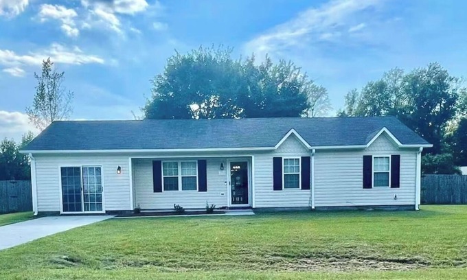 McCutcheon Field House | Serene 3-bedroom house w/big yard in Jacksonville