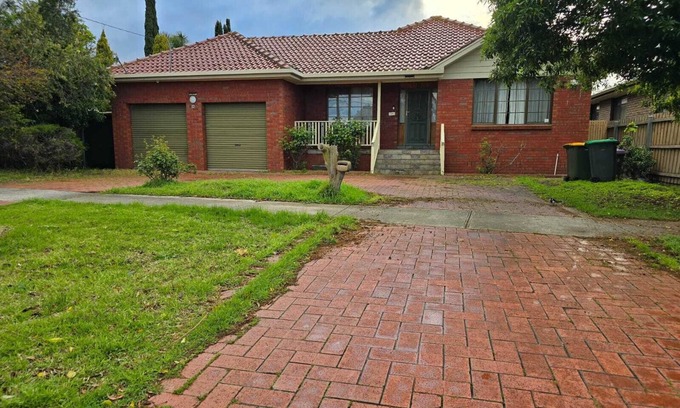 Laverton House | Serene Escape in Altona Meadows