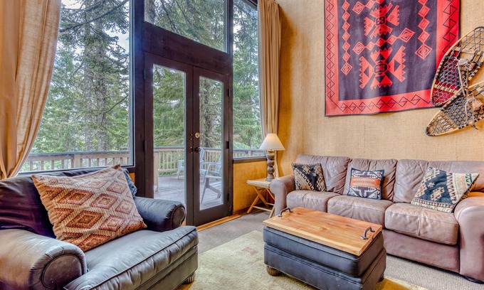 Government Camp Cabin | Serene Wooded Retreat W/Free WiFi, Large Deck & Spacious Loft - Skiing Nearby