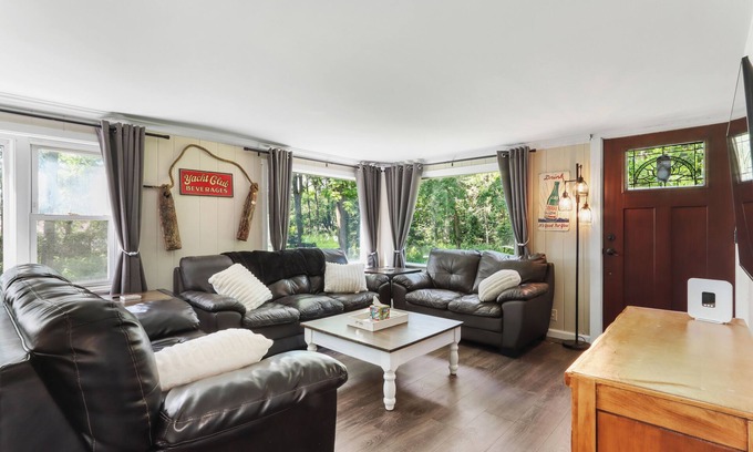 Lake Geneva House | Serenity Awaits ! Private Country Estate on 10 acres. Large groups welcome!