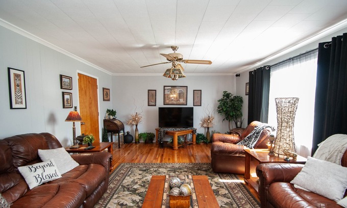 Sapulpa House | Serenity in Sapulpa sleeps 21 - 15 minutes to Tulsa