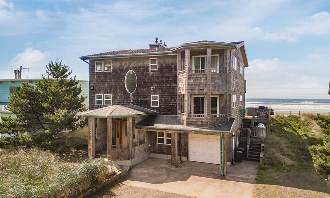 Tierra Del Mar House | Serenity Sands-Oceanfront, direct beach access, hot tub, dog OK. 4 bedrooms. Movie room