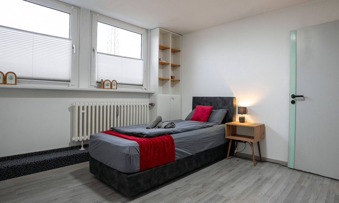 Alt-Rentfort Apartment | Serviceroom24 - Apartment 4 in Gladbeck WLAN - Smart-TV - 24-7 check-in