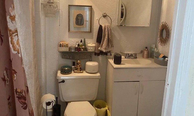 Wicker Park Apartment | Sew u wana stay in a storefront?