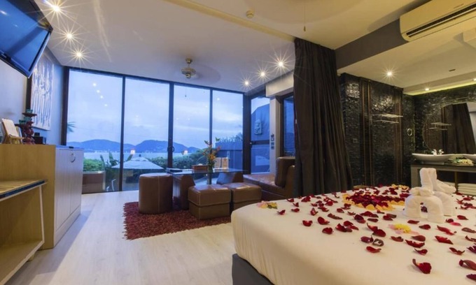 Patong Resort | (SHA+)Premium Deluxe with Plunge Pool suite(A)