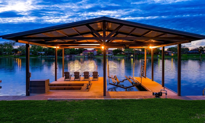 Kingsland House | Shade Tree Cottage- Lakefront w/Views & Boat Dock