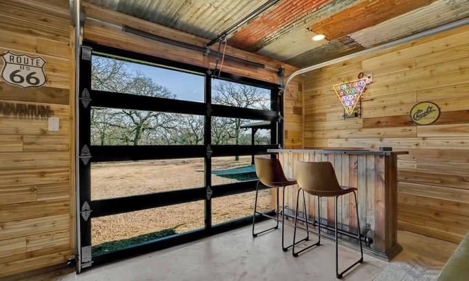 Fredericksburg House | Shady Lane Lodge - Near Town & Wheelchair Access