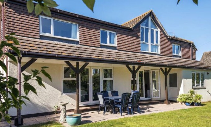 Shaldon Villa | Shaldon Holiday Home, Sleeps 8 with WiFi