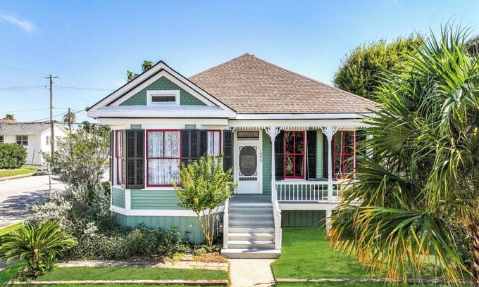 Galveston House | Shamrock Bungalow-Historic East End, Sleeps 10-UTMB,Strand, Beaches,Cruise Port