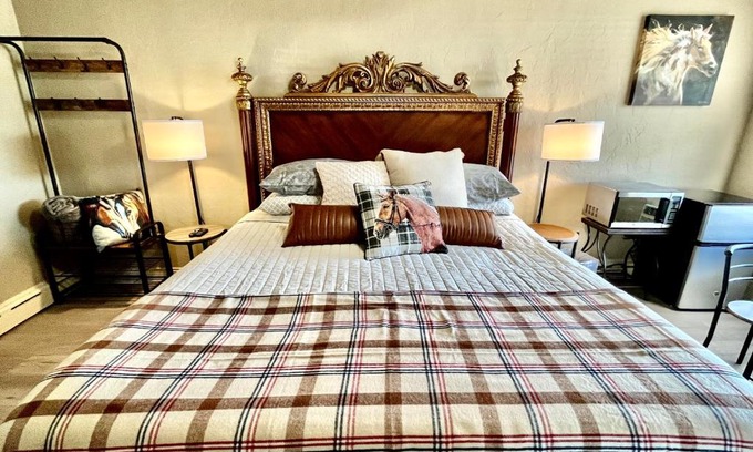 Historic Downtown Hotel | Shamrock Cove Inn