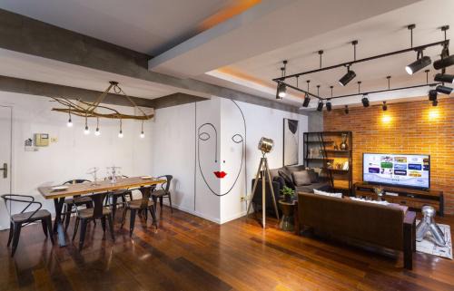 Pudong Apartment | Shanghai Hills&Chuanyu Inn- Line2,7,16,18 Near SNIEC & Maglev Longyang Road Station