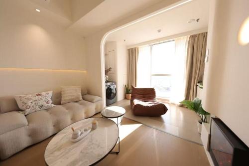Jing'an Apartment | Shanghai Hills & Wanda Side Spacious Stay Close to Metro Line 18