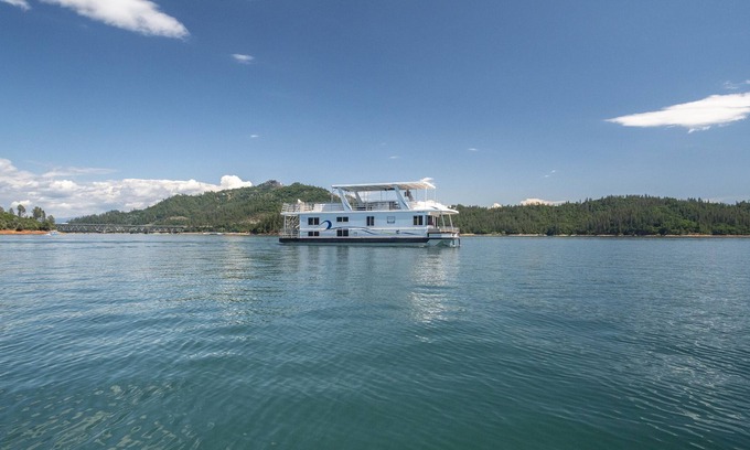 Lakehead Boat Rental | Shasta Marina at Packers Bay Thoroughbred Houseboat.