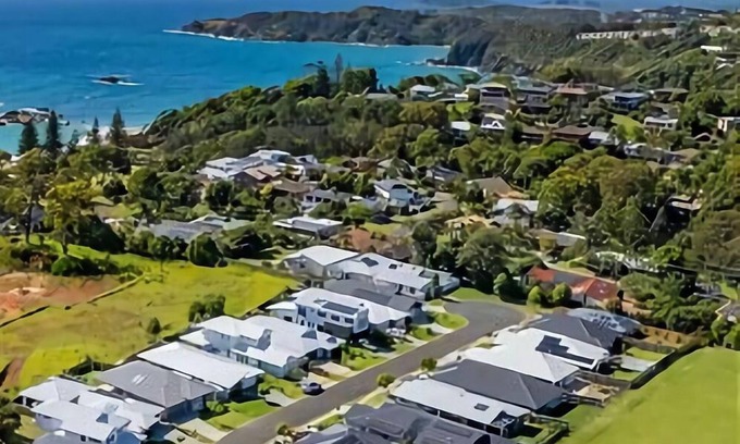 Korora Apartment | Shearwater is a spacious 3-bedroom townhouse located just an easy 280m stroll from the beach