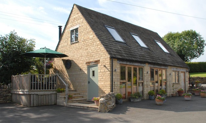 Snowshill Village House | Sheepscombe Byre, sleeps 4 guests. This property boasts stunning views.