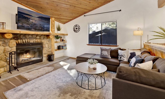 Big Bear City Ski Chalet | Sherwood Chalet- Relaxing Modern Bear City Family Cottage- Minutes to Activities