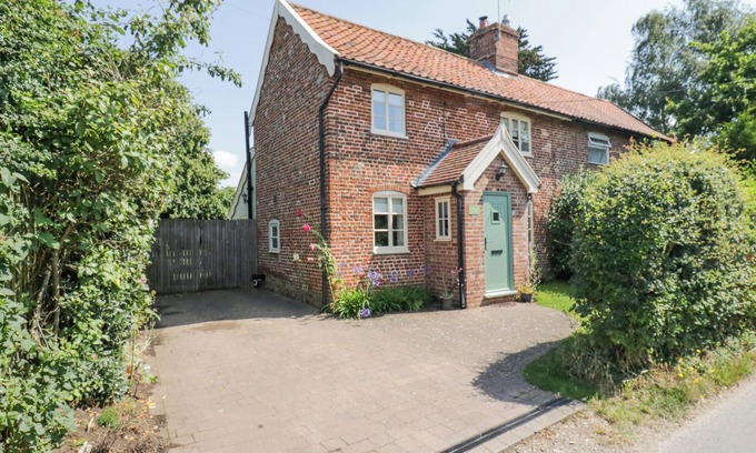 Friston Cottage | SHOEMAKERS COTTAGE, FRISTON, pet friendly, with open fire in Friston