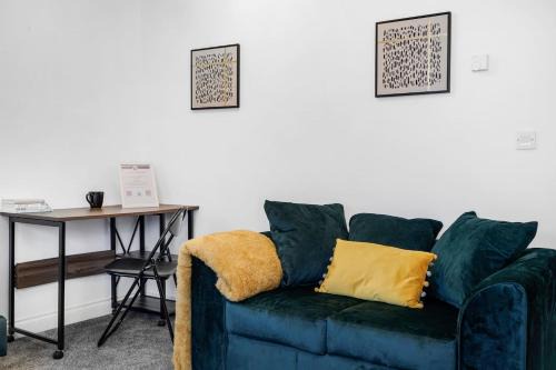 Langley Marish House | Shops 4min walk Family 2 En-suite Parking x1