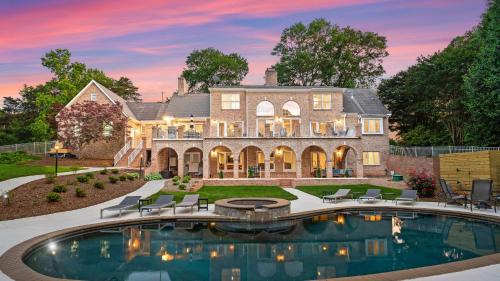 Huntersville House | Shoreway Cove by AvantStay Waterfront Pool Dock