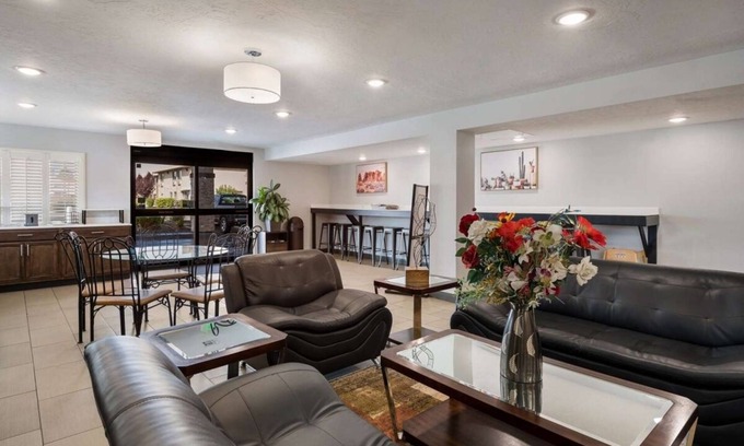 Ontario Hotel | Short Drive to Scotch Pines Golf Course! 2 Spacious Units, Pool, Pets Allowed!