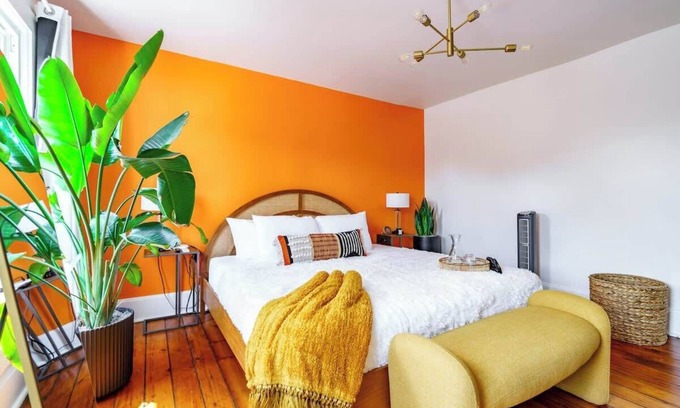 Italian Village House | Short North - Convention - Free Parking - King Bed