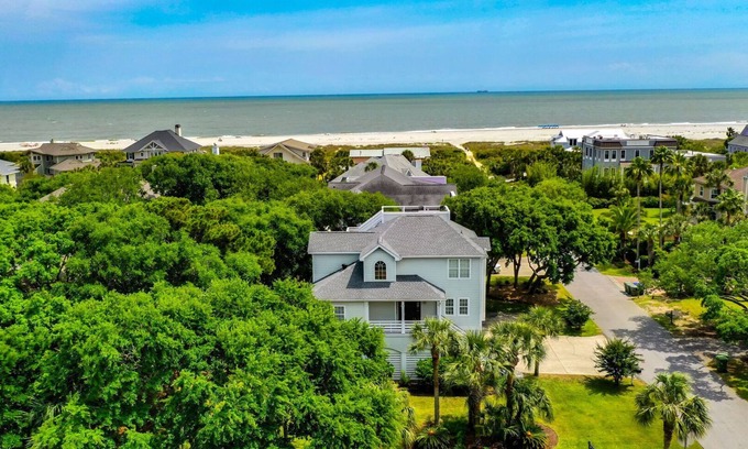 Isle of Palms House | Short Stays! Family Beach Spot! Dog Friendly! Steps to the BEACH!