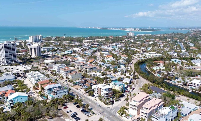 Siesta Key Village House | Siesta Beachfront Paradise: Infinity Pool & Spa!