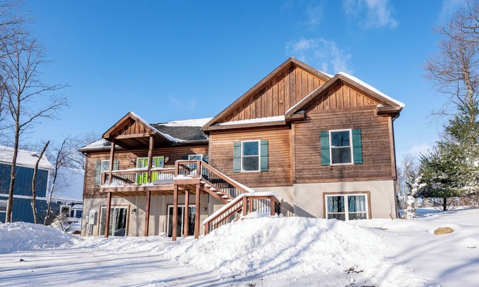 McHenry House | Signature Rustic Escape w/Fire Pit, Pool Table & Hot Tub