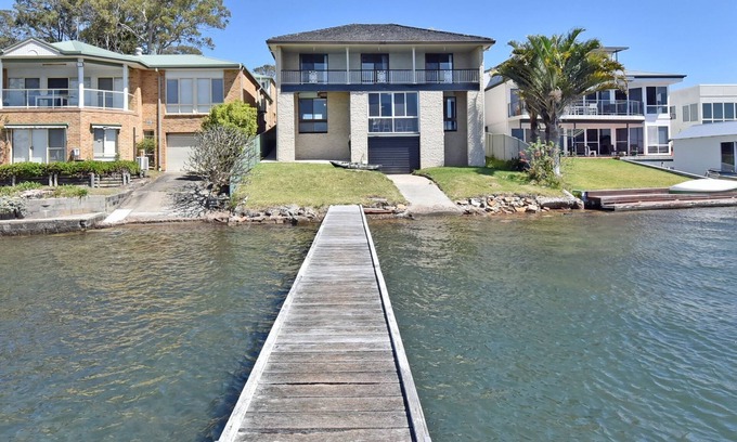 Silverwater House | Silverwater Serenity Shores Absolute Waterfront On The Lake
