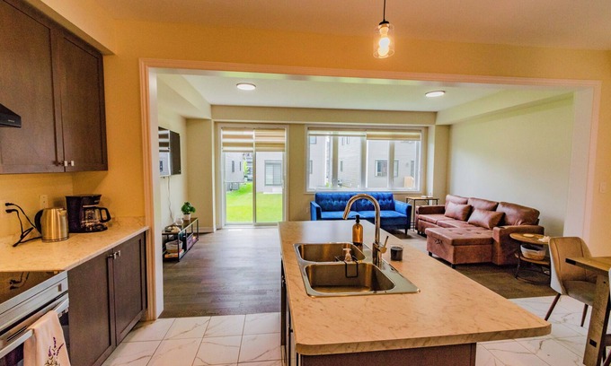 Thorold House | Simple Comforts: 4 Bedroom Family Home in Thorold | 10 Min to Falls