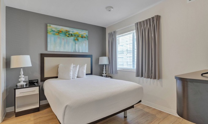 Far North Central Apartment | Simplicity At the Rim 1321 I Comfy 2 Bed 2 Bath