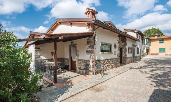 Pratovecchio Apartment | Simply and practically furnished apartment 2 km above Pratovecchio.