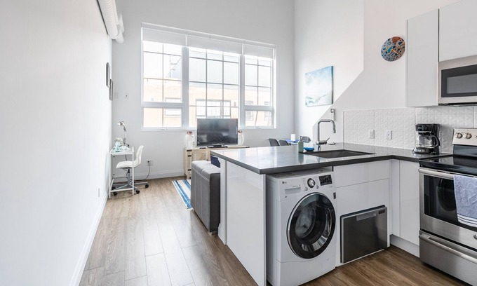 Kirkendall North Apartment | Simply Comfort. UV DISINFECTED 2BR 2 STOREY LOFT. Free Parking.Gym