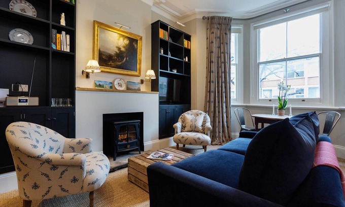 Addison Apartment | Sinclair Sophistication, by Veeve