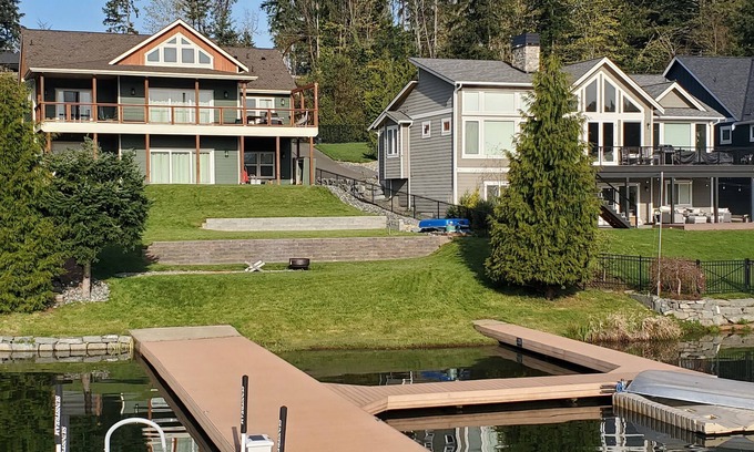 Eatonville House | Single Bedroom at the Lake Cabin, wake up with the best view of Mt. Ranier