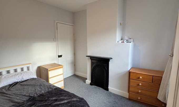Reading House | Single bedroom in shared house with garden view, for short stays only.