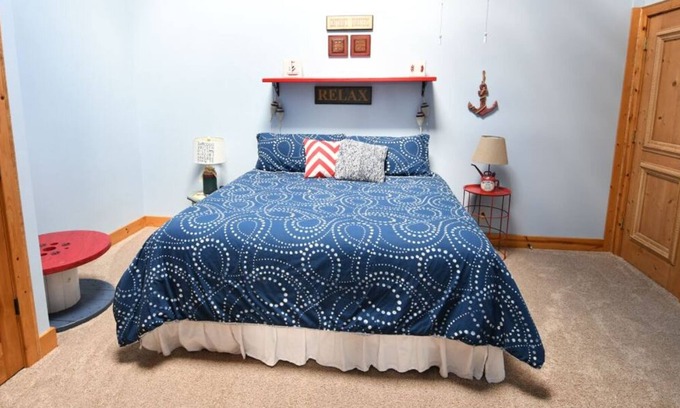 Lexington Apartment | Single King Bedroom W/ Full Bath. Downtown Lexington w/ Beautiful Beach Theme!