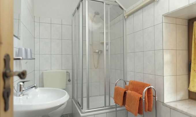 Salomonsborn House | Single Room - Farm and pension Kronenburghof