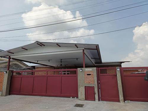 Pelabuhan Klang House | Single-Storey Bungalow 1 to 14pax Industrial Style